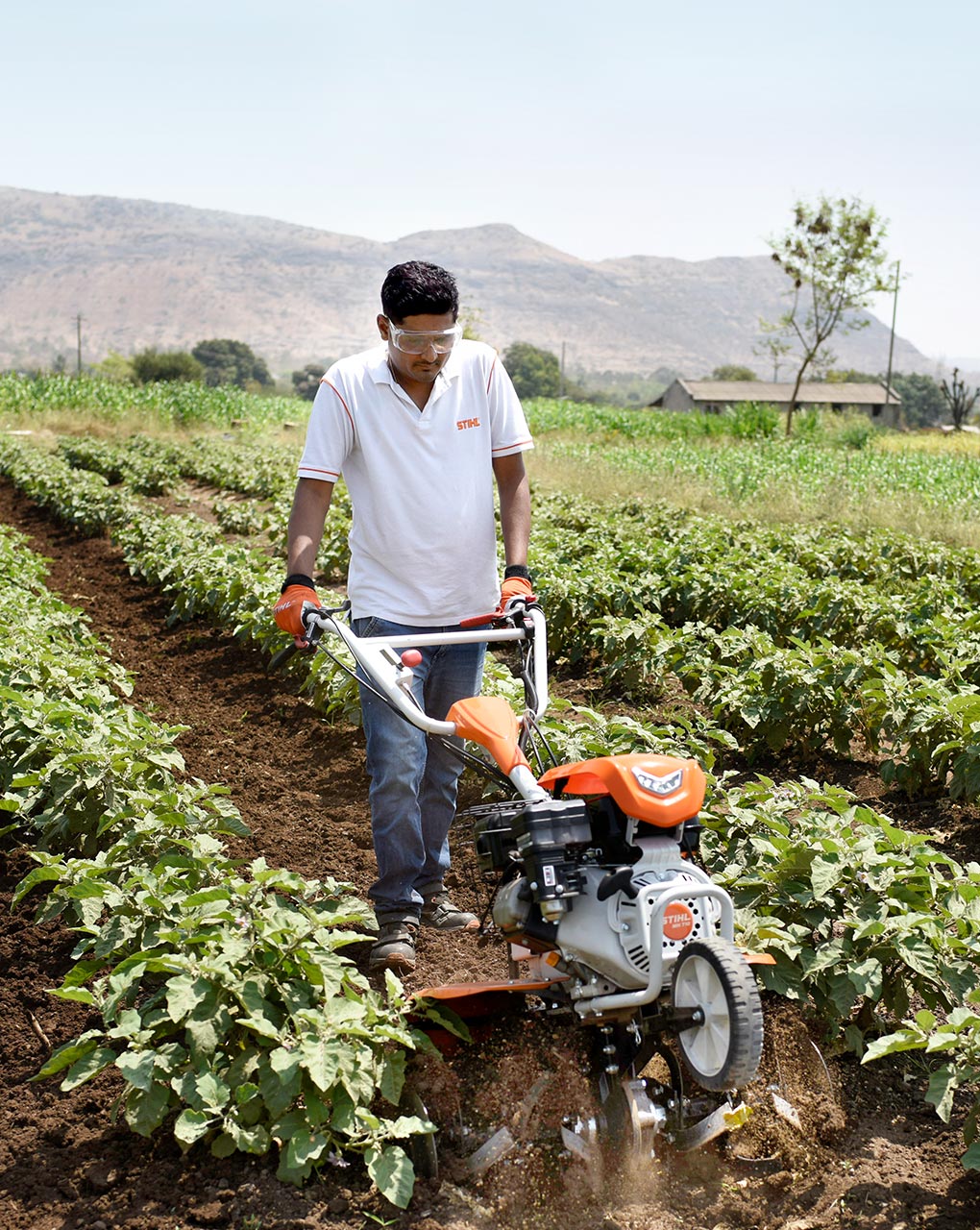 Motorhacken – wie die STIHL MH 710 – sind bei den indischen Landwirten beliebt. Der Kauf von Markenprodukten wird unlängst vom Staat subventioniert. Das erleichtert auch Kleinbauern die Anschaffung und wirtschaftliches Handeln. 