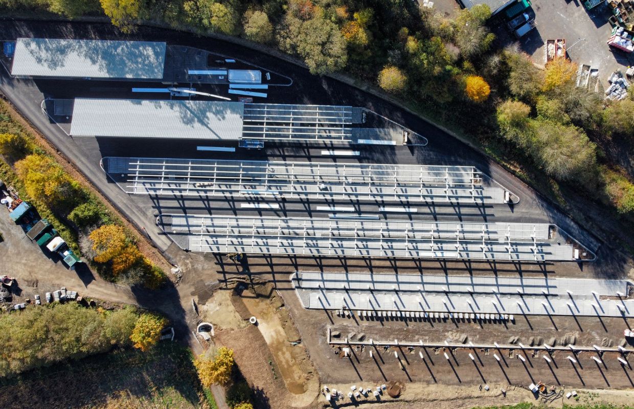Luftaufnahme von einer Photovoltaiganlage.