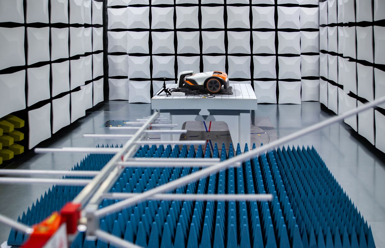 Blick in den Schallmessraum und auf einen Rasenroboter (iMOW).