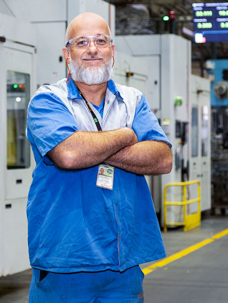 Alexsandro Steffens steht in einer Produktionshalle.