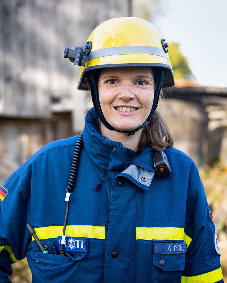 Anna Mirl steht lachend auf dem Übungsplatz.