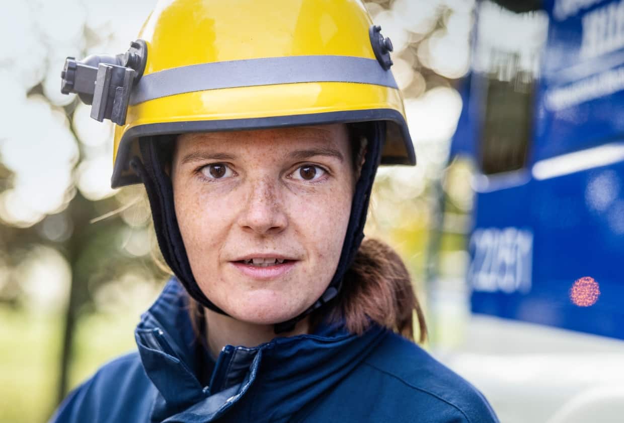 Anna Mirl steht auf dem Übungsplatz.